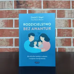 Książka "Rodzicielstwo bez awantur" o budowaniu dobrych relacji w rodzinie. Ilustracja przedstawia przytulającą się rodzinę.