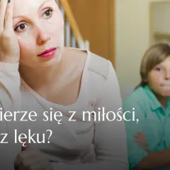 Zmartwiona mama i jej syn, który wygląda na obrażonego. Czy ich relacja opiera się na miłości, czy na lęku?