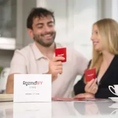 Para prowadzi poważną rozmowę o związku, grając w karty "Rozmowy o nas".