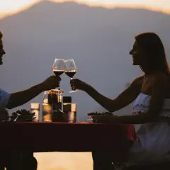 Romantyczna kolacja przy zachodzie słońca. Gdzie znaleźć faceta? Może właśnie tutaj, podczas takiego pięknego wieczoru.