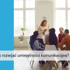 Grupa ludzi siedzi w kręgu, słuchając kobiety, która mówi. Wszyscy wydają się zaangażowani w proces rozwijania umiejętności komunikacyjnych.