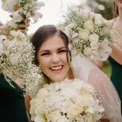 Uśmiechnięta panna młoda otoczona bukietami. Nawet jeśli nie mam świadków na ślub, mam przyjaciółki!