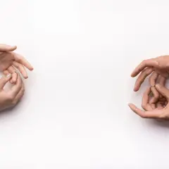 Dłonie zdejmują obrączki, symbolizując konsekwencje unieważnienia małżeństwa kościelnego.
