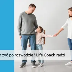 Rodzice i dziecko trzymają się za ręce, symbolizując trudne chwile i pytanie: jak żyć po rozwodzie? Life coach podpowiada.