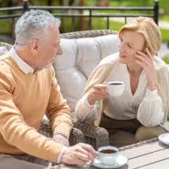 Para jak rozpalić ogień w związku, rozmawia przy kawie na tarasie.