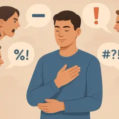 Mężczyzna z zamkniętymi oczami i ręką na sercu ignoruje krzyczące wokół niego osoby. Ilustracja symbolizuje nieumiejętność przyjmowania krytyki.