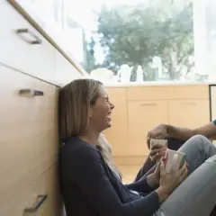 Para dowcipkuje przy kawie, co może być kluczem, jak rozmawiać z mężem, który nie chce rozmawiać.