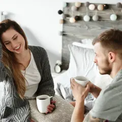 Para pije kawę w łóżku, ciesząc się wspólnym porankiem. To idealne hobby dla par, które cenią sobie bliskość i spokój.