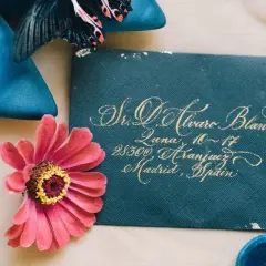 Eleganckie zaproszenie na ślub miesiąc przed, z pierścionkiem zaręczynowym i kwiatami.