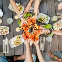 Wspólne toasty z przyjaciółką przy drinkach i przekąskach na drewnianym stole. Idealny sposób na spędzenie czasu.