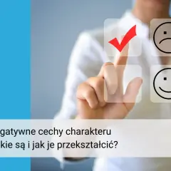 Palec wskazuje na zaznaczoną opcję, sugerując pracę nad negatywnymi cechami charakteru.