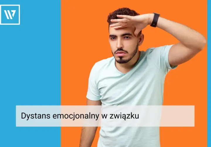 Mężczyzna z ręką na czole, wyrażający zmęczenie lub frustrację. Tekst na dole: "Dystans emocjonalny w związku".