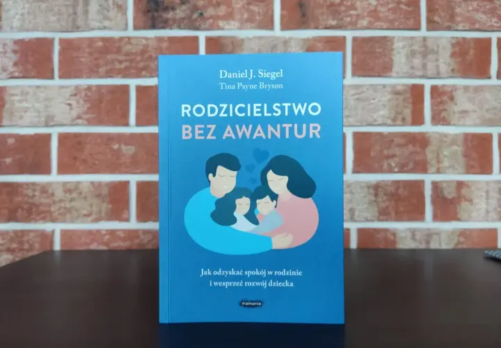 Książka "Rodzicielstwo bez awantur" o budowaniu dobrych relacji w rodzinie. Ilustracja przedstawia przytulającą się rodzinę.