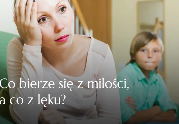 Zmartwiona mama i jej syn, który wygląda na obrażonego. Czy ich relacja opiera się na miłości, czy na lęku?