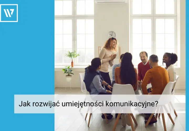 Grupa ludzi siedzi w kręgu, słuchając kobiety, która mówi. Wszyscy wydają się zaangażowani w proces rozwijania umiejętności komunikacyjnych.