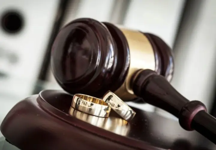 Młotek sędziowski i obrączki symbolizują proces unieważnienia małżeństwa kościelnego. Wniosek o unieważnienie małżeństwa kościelnego wzór.
