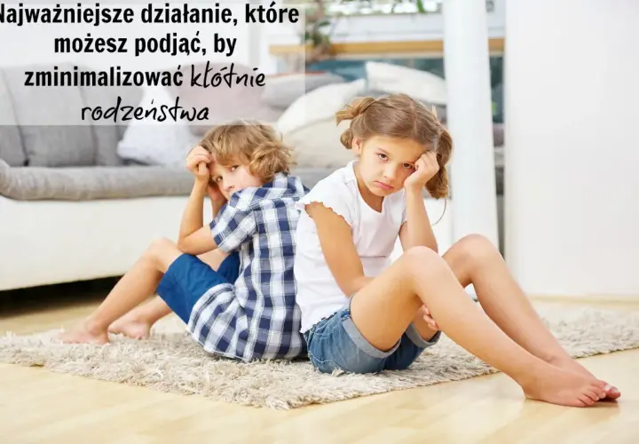 Smutna siostra z bratem siedzą plecami do siebie na dywanie, zamyśleni.