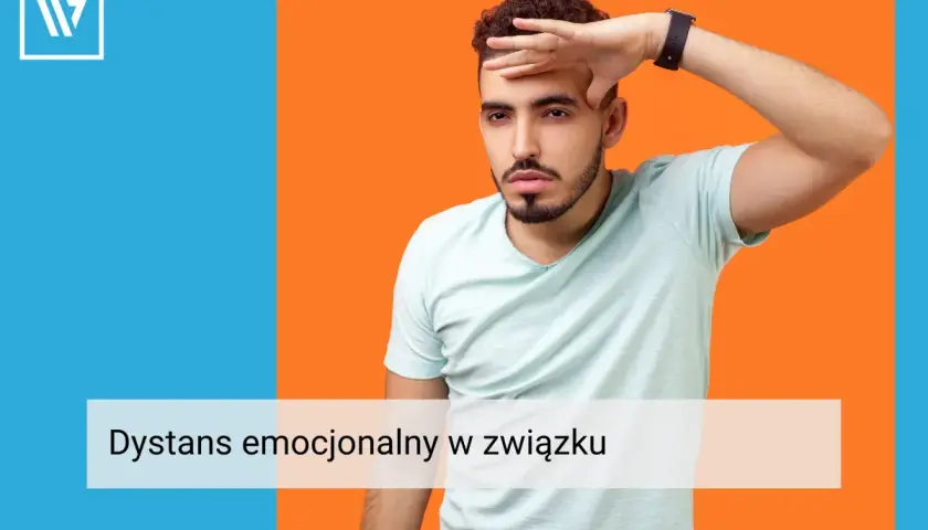 Mężczyzna z ręką na czole, wyrażający zmęczenie lub frustrację. Tekst na dole: "Dystans emocjonalny w związku".