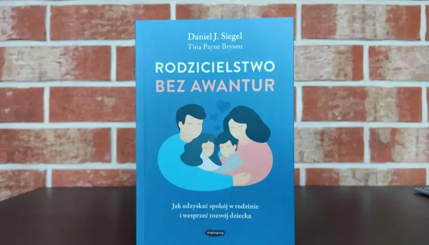 Książka "Rodzicielstwo bez awantur" o budowaniu dobrych relacji w rodzinie. Ilustracja przedstawia przytulającą się rodzinę.