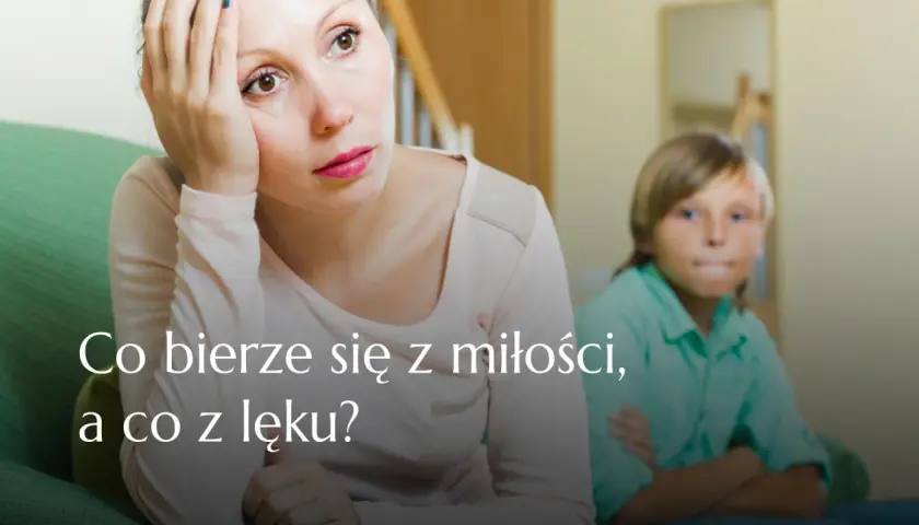 Zmartwiona mama i jej syn, który wygląda na obrażonego. Czy ich relacja opiera się na miłości, czy na lęku?