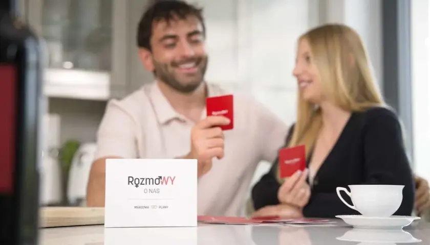 Para prowadzi poważną rozmowę o związku, grając w karty "Rozmowy o nas".
