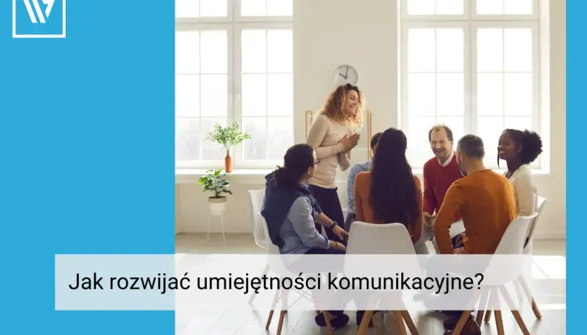 Grupa ludzi siedzi w kręgu, słuchając kobiety, która mówi. Wszyscy wydają się zaangażowani w proces rozwijania umiejętności komunikacyjnych.