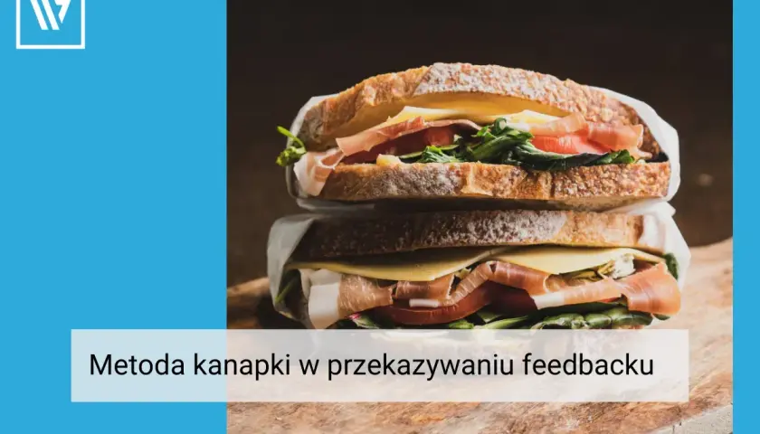 Apetyczna kanapka z szynką, serem i warzywami, symbolizująca metodę kanapki w przekazywaniu feedbacku.