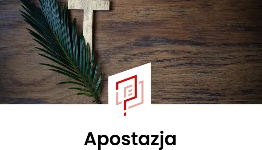 Złoty krzyż i gałązka palmy na drewnianym tle. Tekst "Apostazja" sugeruje unieważnienie chrztu.