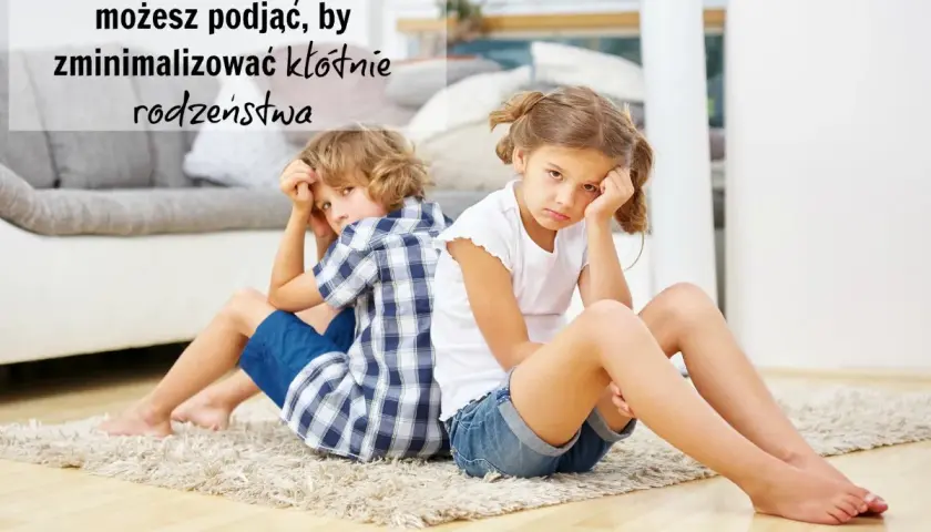 Smutna siostra z bratem siedzą plecami do siebie na dywanie, zamyśleni.