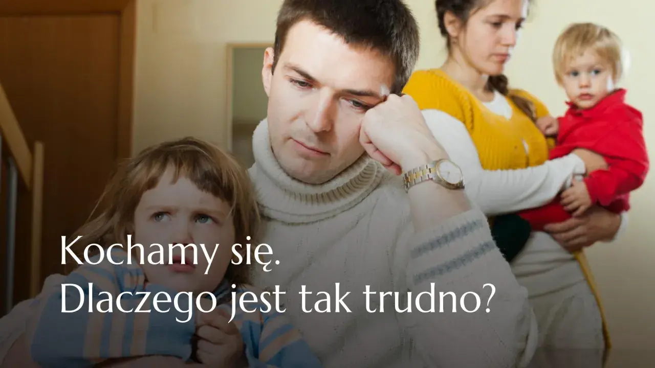 Smutny ojciec, matka z dzieckiem i dziewczynka. Trudności w patchworkowych rodzinach, mimo miłości.