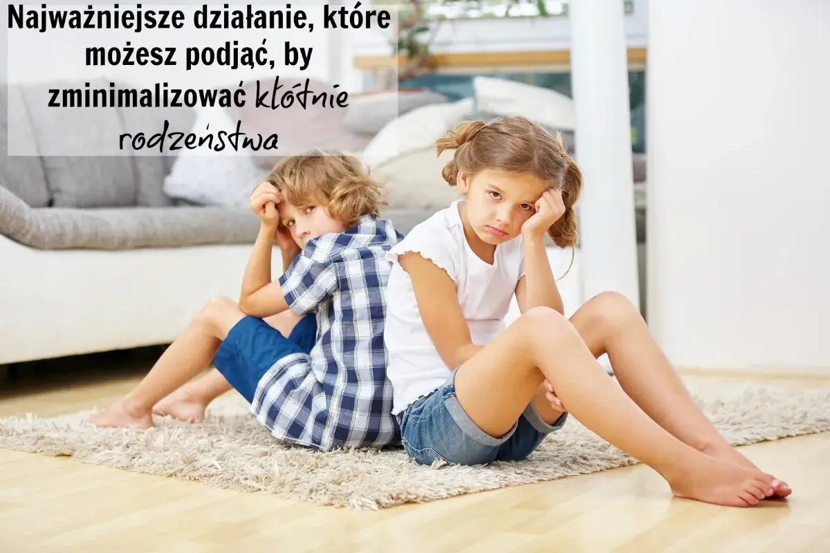 Smutna siostra z bratem siedzą plecami do siebie na dywanie, zamyśleni.