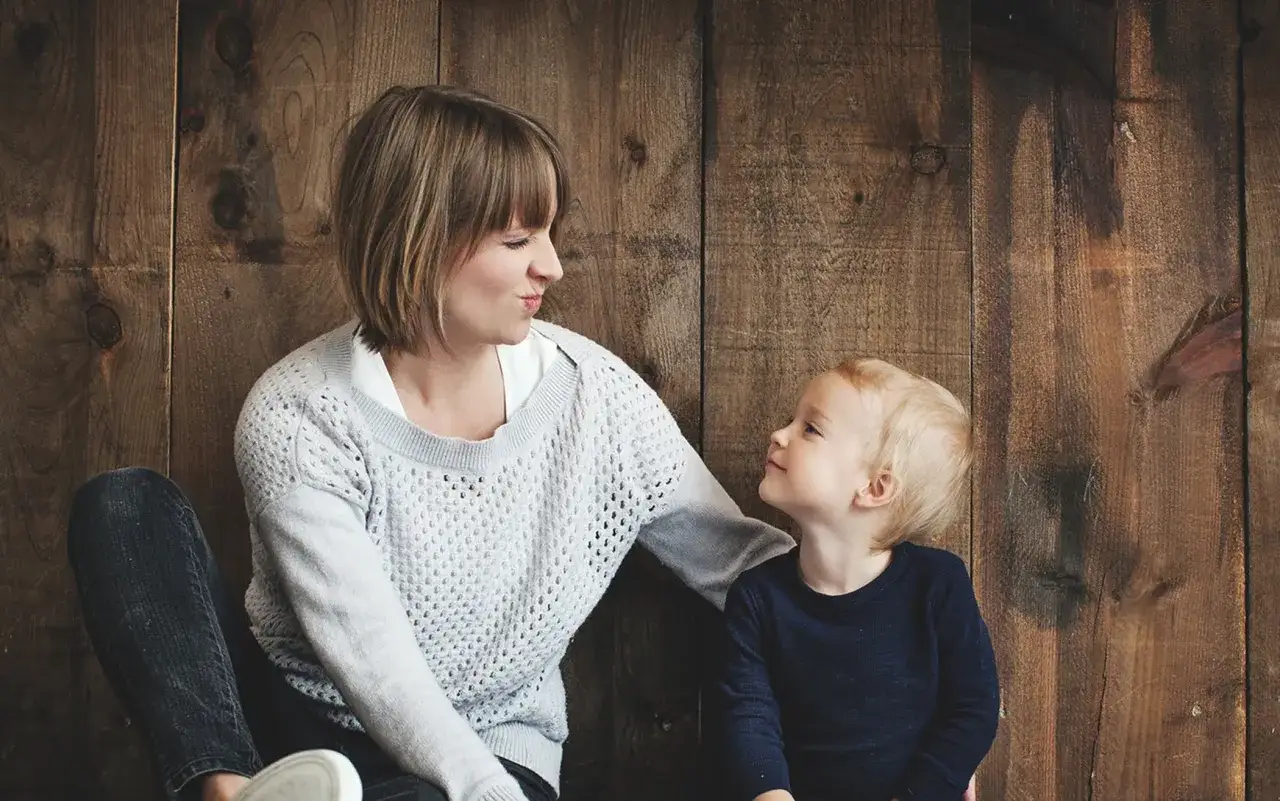 Mama z synkiem rozmawiają o stawianiu granic dziecku. Przykłady rozmowy, ciepła relacja.