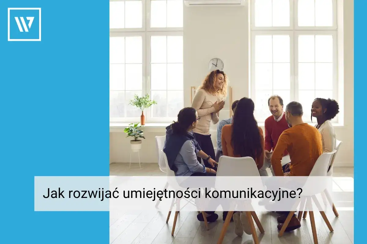 Grupa ludzi siedzi w kręgu, słuchając kobiety, która mówi. Wszyscy wydają się zaangażowani w proces rozwijania umiejętności komunikacyjnych.