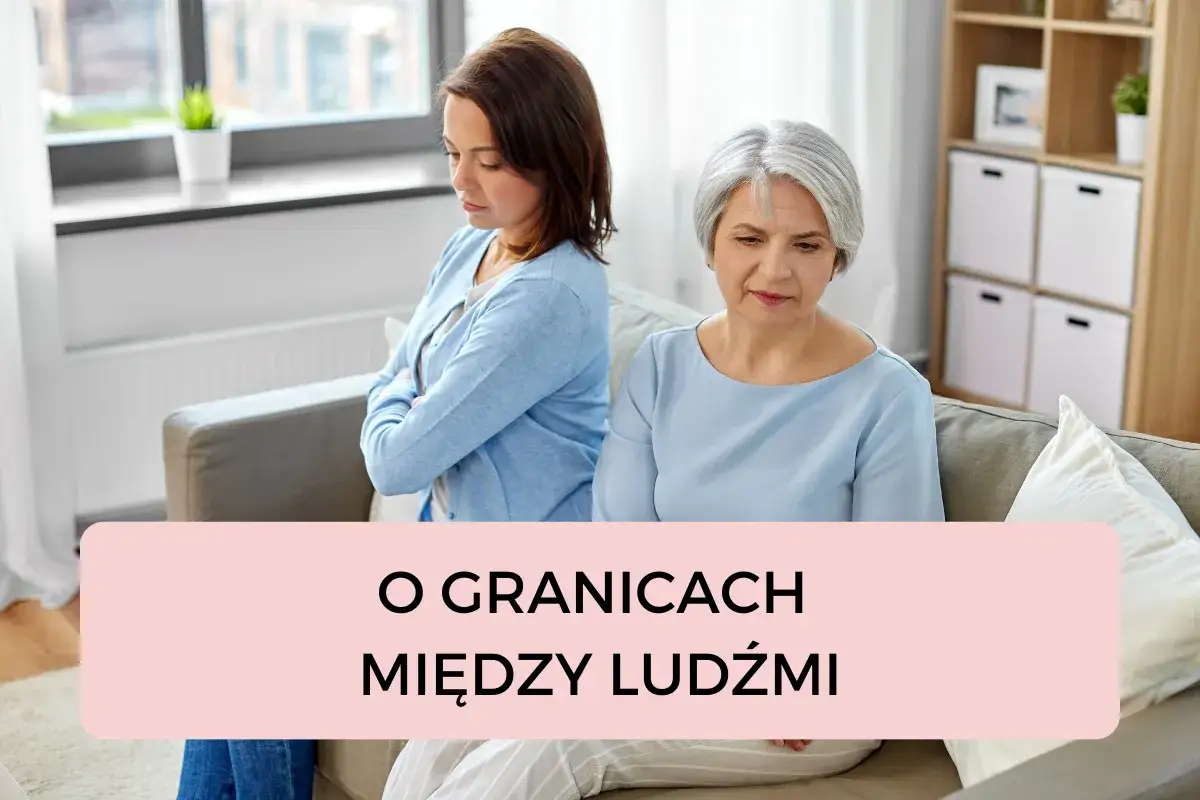 Dwie kobiety siedzą na kanapie, odwrócone od siebie. Komunikacja z egocentrykiem bywa trudna, gdy brakuje empatii.
