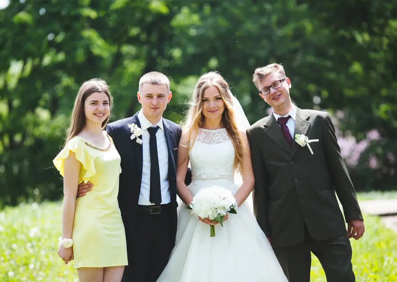 Panna młoda z bukietem, pan młody i dwoje świadków. Nawet jeśli nie mam świadków na ślub, to i tak jest pięknie.